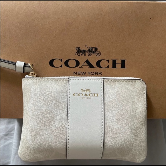 Coach Clutch - Picture 1 of 1